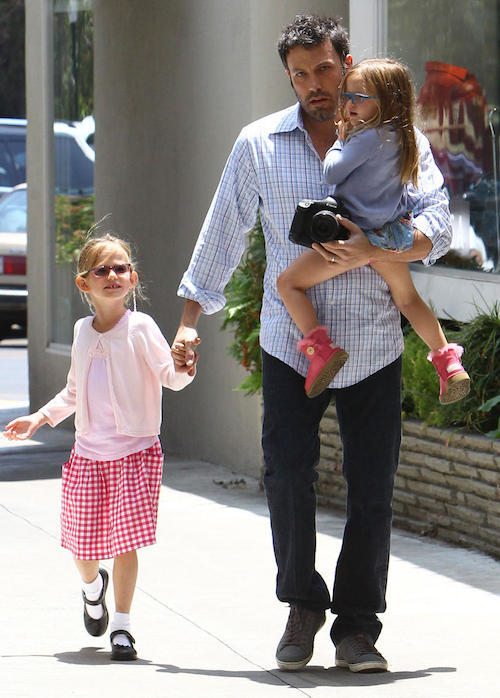 Vorzeigepapa Ben Affleck: "Ben macht seinem Ruf als cooler Vorzeige-Papa alle Ehre. Bei diesem niedlichen Anblick geht einem doch wirklich das Herz auf!" (Quelle 2013, <a href="http://www.promiflash.de/supersuess-ben-affleck-schmust-mit-seiner-tochter-13061227.html" target="_blank" rel="nofollow">Promiflash</a>) Vorzeigepapa Ben Affleck: "Ben macht seinem Ruf als cooler Vorzeige-Papa alle Ehre. Bei diesem niedlichen Anblick geht einem doch wirklich das Herz auf!" (Quelle 2013, Promiflash, http://www.promiflash.de/supersuess-ben-affleck-schmust-mit-seiner-tochter-13061227.html)