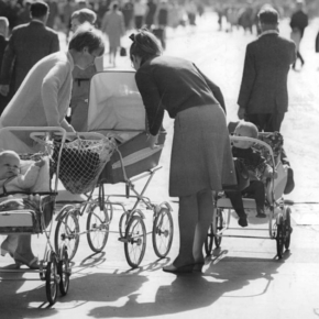 Supermuttis in den 60ern unter sich. Quelle: Zentralbild Spremberg, Ge. 27.7.1967 "Und wann werde ich endlich bestaunt?", Berlin via Wikimedia Commons, http://commons.wikimedia.org/wiki/File:Bundesarchiv_Bild_183-F0727-0008-001,_Berlin,_Straßenszene.jpg