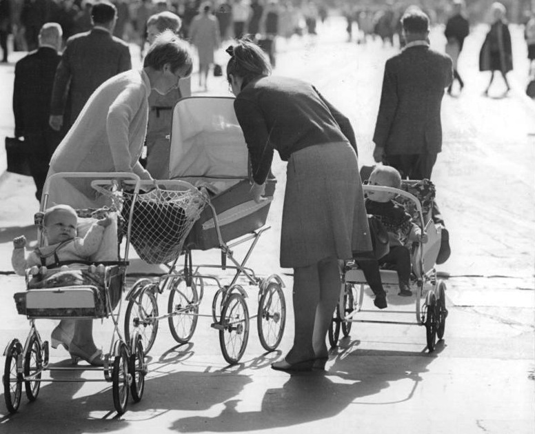 Supermuttis in den 60ern unter sich. Quelle: Zentralbild Spremberg, Ge. 27.7.1967 "Und wann werde ich endlich bestaunt?", Berlin via Wikimedia Commons, http://commons.wikimedia.org/wiki/File:Bundesarchiv_Bild_183-F0727-0008-001,_Berlin,_Straßenszene.jpg