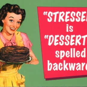 Englische Postkarte: STRESSED is DESSERTS spelled backwards"