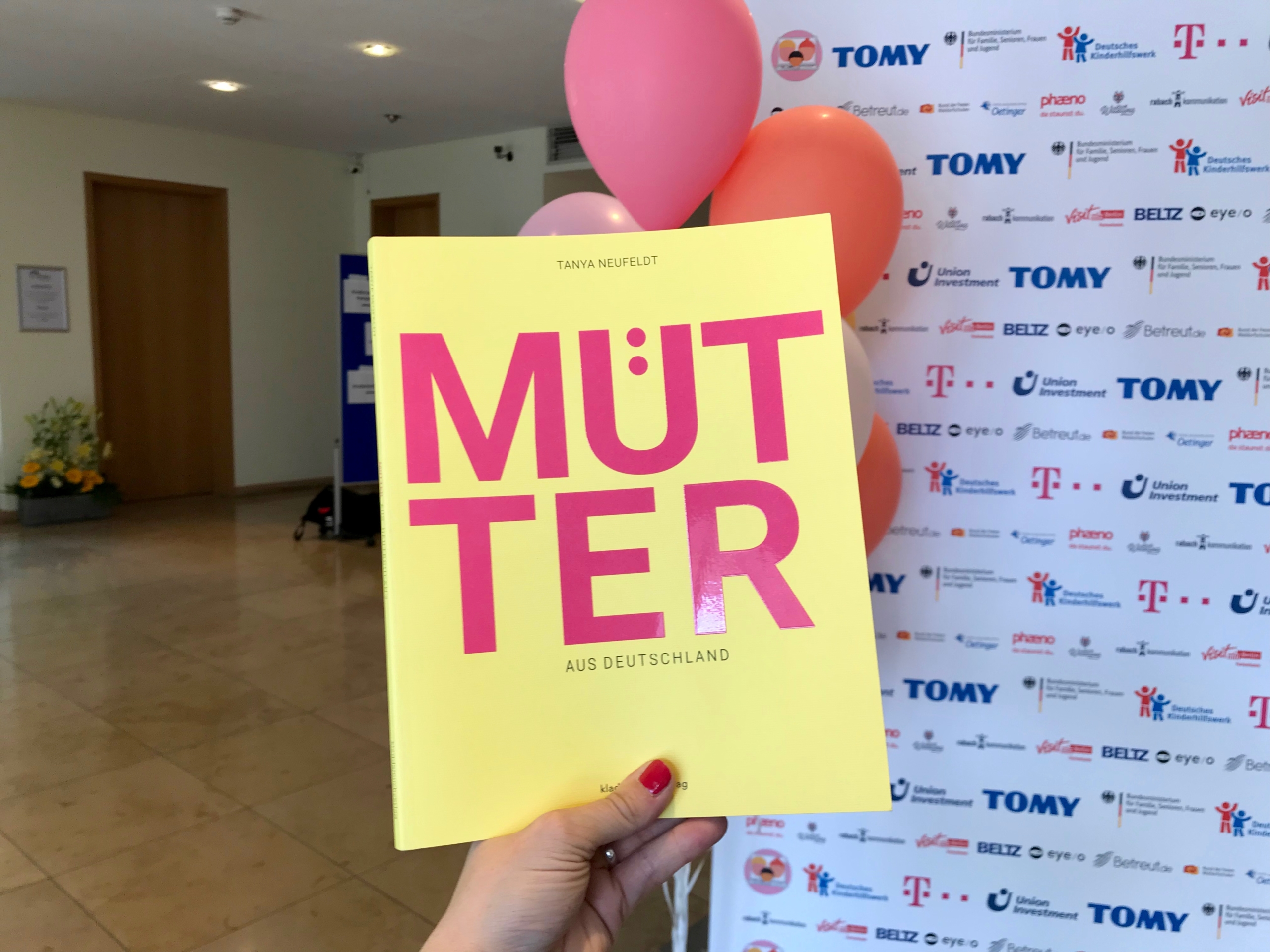 Buch "Mütter aus Deutschland" von Autorin Tanya Neufeldt.
