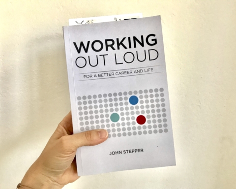 Buch "Working Out Loud" von John Stepper in der Hand gehalten, aus "10 Beiträge, die mir geholfen haben, Working Out Loud zu verstehen und anzuwenden"