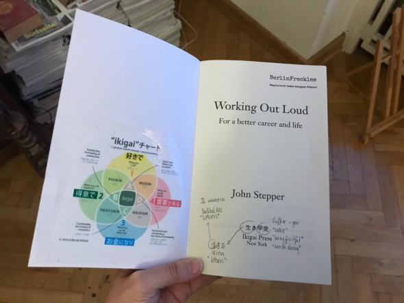 Buch "Working Out Loud" von John Stepper aufgeschlagen mit Notizen und einer Grafik zu IKIGAI. Ein Foto aus dem Beitrag "10 Beiträge, die mir geholfen haben, Working Out Loud zu verstehen und anzuwenden"